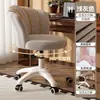 Silla de maquillaje cómoda y elegante para uso doméstico, perfecta para estar sentado durante largos períodos, con un diseño minimalista, taburete en forma de pétalo y un toque de lujo, ideal para el tocador de una habitación de niña