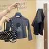Ropa de Niña para Primavera y Otoño Camiseta Bebé Elegante Personalidad Infantil Tendencia Estilo Europeo y Americano Estampada Street Dance Corte Ajustado Camiseta Base Corta