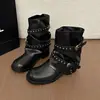 Botas estilo Martin femininas, estilo europeu e americano, salto grosso, detalhe de fivela, cano curto, bico redondo, rebites, nova coleção outono/inverno 2026, para mulheres estilosas
