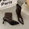 Novas Botas de Cano Curto Nude Retrô Bico Fino Marrom Costuradas Novas Botas Emagrecedoras 2026 Botas de Cano Curto Salto Agulha Alto Outono/Inverno Botas de Cano Curto