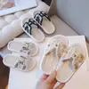 Pantuflas de Moda para Niñas 2026 Verano Nuevas Pantuflas de Suela Plana con una Tira para Niñas Pequeñas Estilo Coreano Sandalias Infantiles para el Hogar y para Uso al Aire Libre