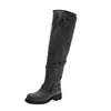Botas femininas over-the-knee estilo retrô europeu e americano com fivela de cinto, novo modelo outono 2026, salto grosso, bico redondo, cano alto franzido, botas de montaria
