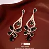 Aretes de plata con pasador, con colgantes de mariposa y gota de agua incrustados de diamantes, aretes de lujo ligero de alta gama, accesorios de nicho para vestidos de noche con sentido de atmósfera