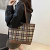 Bolsa Xadrez Vintage de Grande Capacidade para Outono e Inverno Feminina 2024 Nova Bolsa de Ombro para Lazer e Trabalho Bolsa Tote para Estudante Universitário