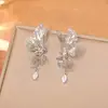Pendientes de Media Mariposa Tridimensionales de Estilo Minimalista, Exquisitos y Súper Brillantes Circones Stud, Pendientes Largos Huecos Ultra-Féericos para Mujer