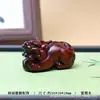 Colgante de Sándalo Natural Tallado Pixiu Na Fu con Agujero para Pulsera Wenwan DIY Accesorios para Llaves