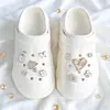 Accesorios decorativos estilo Chanel de dibujos animados con pedrería, perlas y forma de corazón para DIY: dijes para zapatos, pegatinas para teléfono, colgantes para bolsos y accesorios