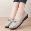 Sapatos baixos para mães outono sola macia leve sapatos femininos de couro meia-idade e idosos slip-on confortáveis mocassins casuais sapatos de camada única