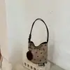 Bolso de cubo de lunares de alta gama transfronterizo para mujer, nuevo bolso de mano Otoño 2026, versátil para ir al trabajo, bolso de hombro y para debajo del brazo