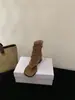 Sandálias de Tira com Salto Grosso para Uso Externo de Verão Feminino Sandálias Vazadas 2025 Novo Estilo Francês Aumento Interno de Altura Botas Curtas Espinha de Peixe
