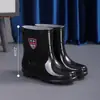 Botas de chuva: antiderrapante, resistente a óleo, resistente ao desgaste, de cano alto, moderno, resistente a odores, à prova d'água, espesso, leve, resistente à água e resistente a manchas, proporcionando calor