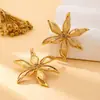 Un par de modernos pendientes de flor con diseño de estrella explosiva geométrica para mujer, perfectos para la elegancia cotidiana