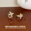Brincos de Clipe de Orelha com Borda Exquisita de Flor de Íris para Piercing na Orelha, Brincos Vintage Super Brilhantes Doces e Descolados, Acessórios de Orelha Argola Cruzada de Alta Qualidade
