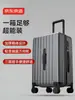 Hecha en Tokio, la maleta Trunk para hombres y mujeres es un estuche de viaje de gran capacidad que se puede llevar a bordo, duradero y elegante.