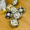 Botón metálico de perla cerámica hueca con puntos estilo Chanel estilo dama hebilla de pie alto color de dispensación hebilla de costura a mano decoración