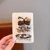 Tecido cor de café desenho animado presilha de cabelo infantil laço xadrez pérola presilha de tecido totalmente revestida presilha para franja de bebê sem danificar