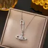 Novo Colar de Trevo de Quatro Folhas Estilo Coreano com Zircônia Microincrustada em Aço Titânio para Mulheres, Banhado a Cobre com Ouro Real, Corrente de Clavícula Tendência