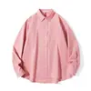 Camisa de manga comprida, um traje masculino estiloso e sofisticado, combinado com uma camisa branca de algodão casual e descolada