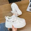 Zapatillas blancas de suela gruesa con dos tonos y diseño calado para mujer, nuevo modelo de otoño 2026, zapatos de malla transpirables, zapatillas deportivas casuales ligeras y versátiles