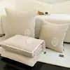 Almohada y Colcha Plegable Dos en Uno Estilo Francés Lujo Ligero Cojín para Coche Manta para Siesta en la Oficina Manta para Aire Acondicionado