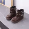 Botas Martin Pretas Forradas com Fleece para Meninas com Tira de Fivela Zíper Lateral Solado Grosso Botas de Couro Estilo Motociclista para Crianças Outono/Inverno Meio da Panturrilha