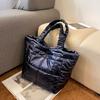 Nueva chaqueta acolchada de algodón de estilo europeo y americano, bolso portátil para mujer, otoño 2023, bolso de hilo de bordado de diamantes de algodón con plumón espacial, gran capacidad, individual