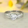 Anel Europeu e Americano de Coração Redondo com Zircônia Micro-Pavimentada com Diamante Branco, Círculo Interno com Letra, Moda Leve Luxo, Anel de Proposta, Anel de Casamento