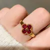 Anel Popular Vermelho de Trevo de Quatro Folhas do Xiaohongshu, Fashionável, Requintado, Leve e Luxuoso, Diamante Vermelho, Anel Requintado de Flor de Trevo de Quatro Folhas Branca para Mulheres