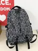 Mochila con Graffiti de Letras en Tono Gris, Estilo Urbano, Soleada y Elegante, para Estudiantes de Secundaria y Preparatoria, Resistente y Duradera, Mochila con Múltiples Compartimentos