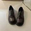 Sapatos de couro macio com sola grossa, bico redondo e fivela de metal, estilo britânico, novo modelo outono 2026, sapatos de couro versáteis de cano baixo para o trabalho do dia a dia