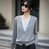 Novo Cardigã de Lã Fina com Gola V e Blocos de Cor Outono/Inverno para Mulheres, Casaco Suéter Falso de Duas Peças com Manga Longa, Blusa Solta