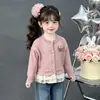 Nueva colección de otoño 2026: Ropa exterior elegante y versátil para niñas, incluyendo cárdigans y tops, perfecta para el otoño para bebés y niños.