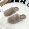 Zapatos peludos para exteriores sin cordones, estilo nuevo para mujeres y niños, pantuflas de algodón para otoño e invierno, suela plana, puntera cerrada, cálidos, 2026 esponjosos