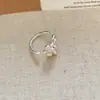 Conjunto de anillo abierto plisado floral minimalista estilo coreano y pendientes, pendientes de nicho de alta gama, accesorios versátiles de moda para mujer