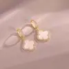 Pendientes de trébol de cuatro hojas de temperamento de alta gama, pendientes pequeños estilo fragancia, joyería para orejas versátil, pendientes de temperamento de lujo ligero, exquisitos nicho