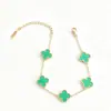 Pulsera de trébol de cuatro hojas con cinco colores diferentes: amarillo, oro K, oro rosa, rojo láser y ágata púrpura, con detalles de nácar blanco - un regalo perfecto para tu novia