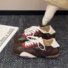 Zapatos deportivos casuales populares de nuevo estilo para mujer primavera y otoño 2026, versátiles zapatos de entrenamiento alemanes con tacón oculto, cómodos y no cansan los pies, zapatos de una sola pieza