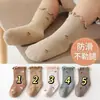 Calcetines de piso antideslizantes para bebé de otoño e invierno, holgados, con borde de volantes, estilo nuevo, cómodos calcetines infantiles hasta la pantorrilla