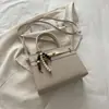 Elegante y a la moda, bolso nuevo de otoño 2026, simple y chic, con un diseño cuadrado retro, adecuado como bolso de hombro o bolso cruzado para mujer