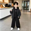 Conjunto de Primavera y Otoño para Niños, Chaqueta de Moda Estilo Coreano para Niños, Nuevo Modelo 2026 Sudadera con Capucha y Pantalones Casuales Conjunto de Tres Piezas