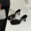Outono 2026 Novo Chinelo Transparente de Uma Tira com Strass e Bico Quadrado Salto Alto Sandálias Elegantes de Alta Qualidade para Verão Feminino com Cobertura para os Dedos