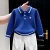 Roupas infantis coreanas 2026 outono e inverno novo estilo azul textura bordada gola polo suéter de tricô calça branca reta infantil