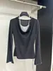 Top de punto romántico y elegante estilo francés con cuello de caída y diseño de hombros descubiertos, combinado con una capa interior de imitación de dos piezas.