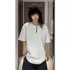 Camiseta Tendência Estilo Americano com Rebites, Meio Zíper, Manga Curta para Homens, Verão, Caimento Solto, Camiseta Resistente para Jovens com Toque de Luxo