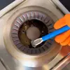 Escova de limpeza para fogão a gás, pequena escova de aço para fogão de cozinha, escova potente para placa-mãe, escova prática para cantos e frestas de difícil acesso