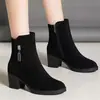 Botas Chelsea de Couro Macio com Salto Grosso Femininas 2026 Outono/Inverno Novo Estilo Bota de Cano Curto com Solado Grosso Bico Redondo Botas de Algodão para Mãe com Veludo Extra Botas Femininas