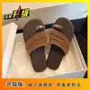 Sandalias de tiras plisadas estilo Hong Kong retro 2025 verano exterior planas suela blanda estilo vacaciones en la playa sandalias para mujer