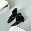 Versão em couro~Botas curtas quadradas vintage para mulheres, novo estilo outono 2026, versáteis, com aumento interno de altura, botas com recortes para pernas de calça, botas de corte justo para mulheres