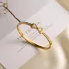 Pulseira de Aço Inoxidável Anel Aberto em Forma de C 18K Não Desbota Feminina Luxo Leve High-End Pulseira de Aço Titânio Banda Lisa Direto do Fabricante