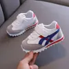 Sapatos Versáteis Macios com Velcro para Bebês Caminharem, Outono/Inverno 2026, Sapatos Casuais Confortáveis para Meninas, Estilo Forrest Gump